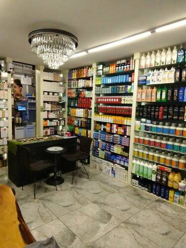 Michael's Shop mağazasında parfüm ve kişisel bakım rafları
